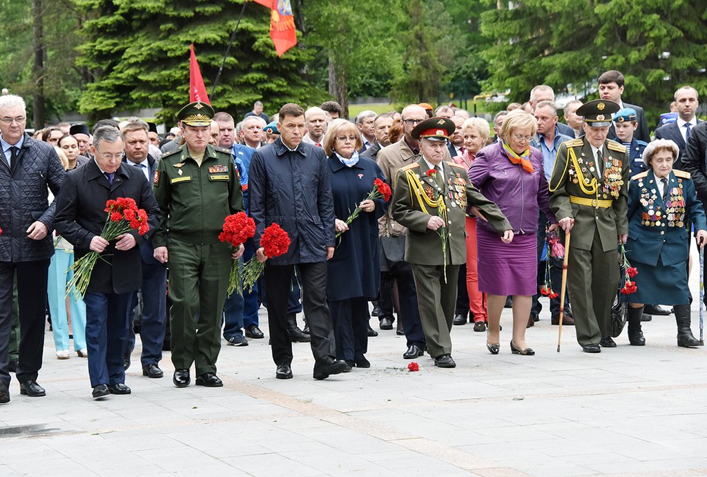 В возложении цветов на Широкореченском мемориале участвовали руководители области и Центрального военного округа. Фото: Алексей Кунилов