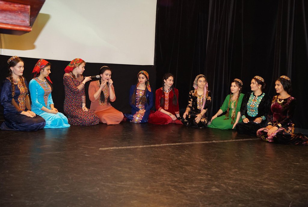 Один из номеров праздничного концерта — женские туркменские посиделки. Фото: Елена Краснопёрова