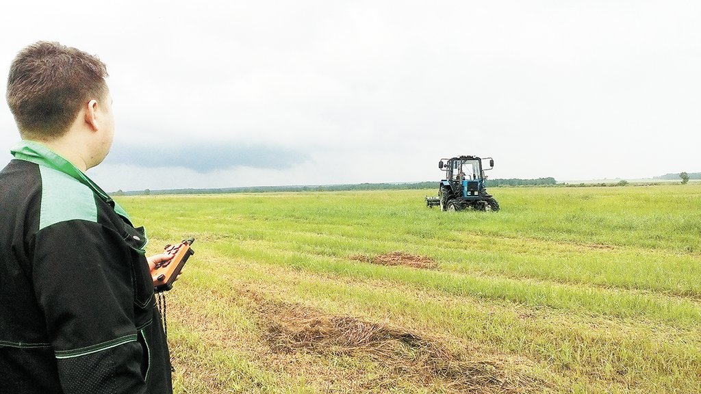 В идеале фермер у себя в кабинете со смартфоном будет отслеживать все работы в поле. Фото: Юлия Филимонова