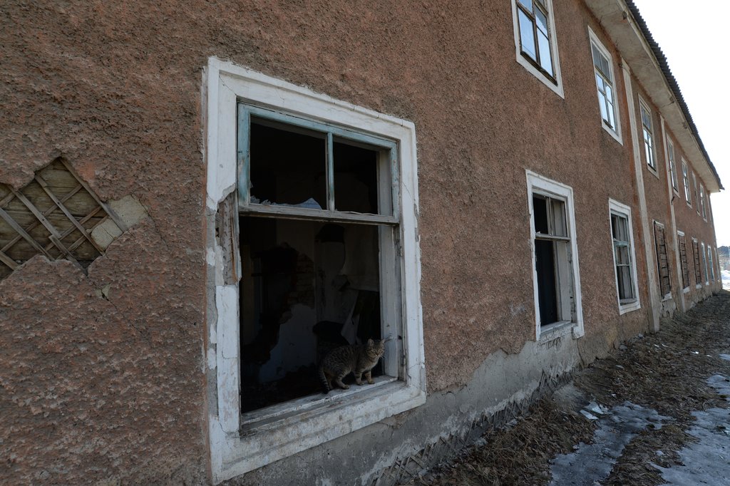 Жильцы этого аварийного барака в Карпинске перебрались в новый дом, построенный по программе переселения, нынешней весной. Фото: Станислав Савин