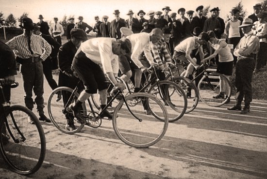 Велосипедно-атлетические соревнования, начало ХХ века. Неизвестный фотограф.