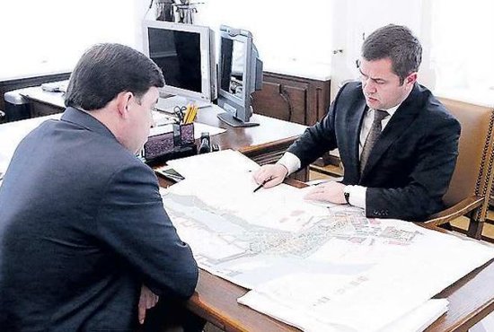 Вице-премьер Валентин Грипас курирует подготовку региона к чемпионату мира по футболу 2018 года. Фото пресс-службы губернатора.