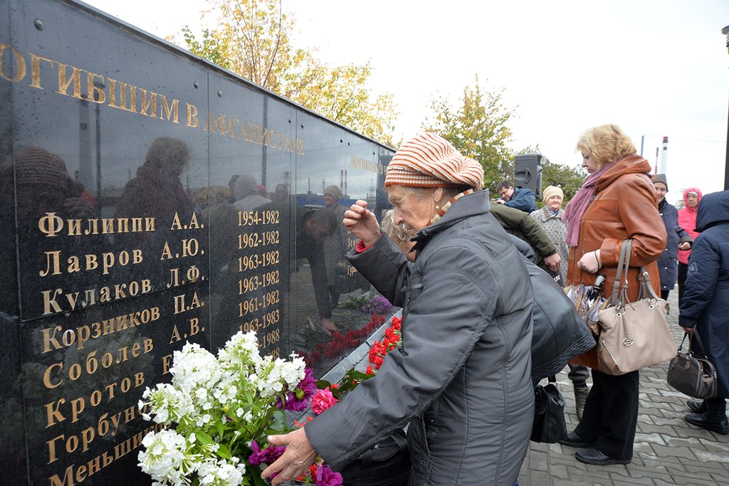 На открытие мемориала полевчане пришли с живыми цветами Фото: Станислав Савин