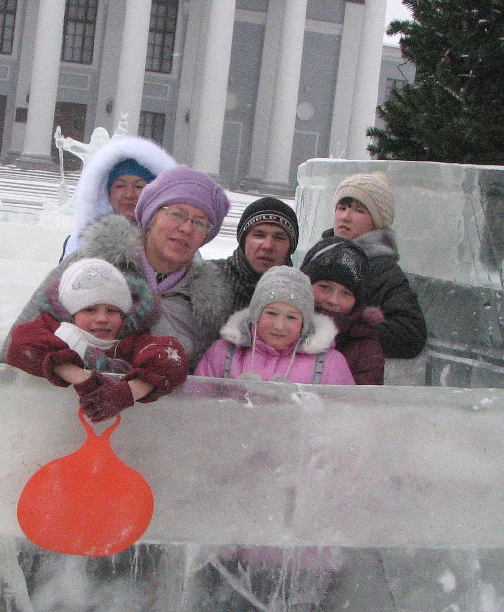 На каникулы приехала дочь с внучкой из Крымска, и Людмила Бронникова первым делом повела гостей, соскучившихся по уральскому снегу, на ёлку. Фото автора.
