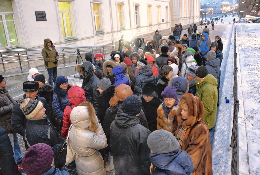 Протестующие в течение 15–20 минут стояли напротив администрации уральской столицы. Фото: Александр Зайцев.