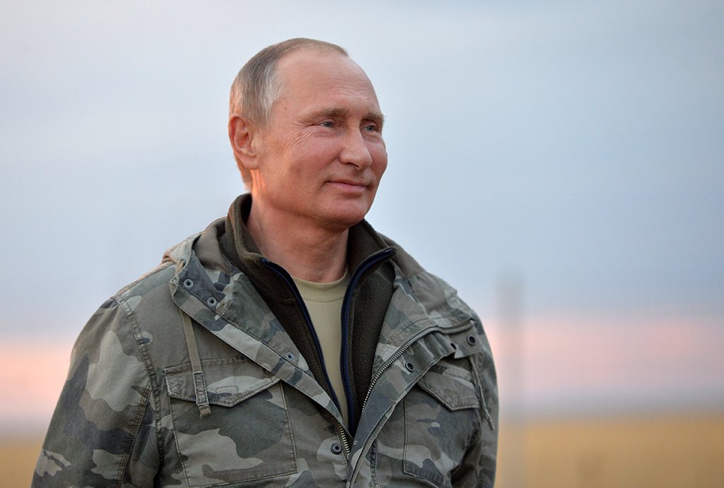 На днях Владимир Путин побывал в природном заповеднике «Оренбургский». На фото — он наблюдает за выпуском лошадей Пржевальского в естественную среду обитания. Фото: РИА Новости