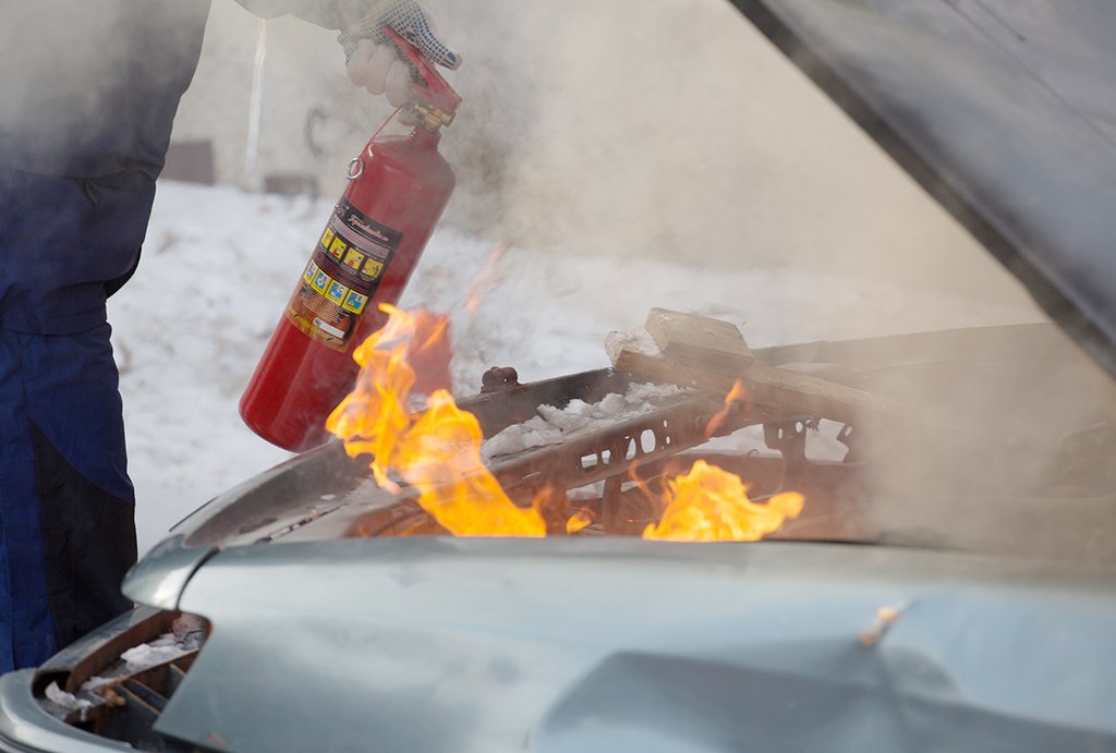 В ходе «коммунальных войн» в Екатеринбурге регулярно горят машины. Фото: Владимир Мартьянов