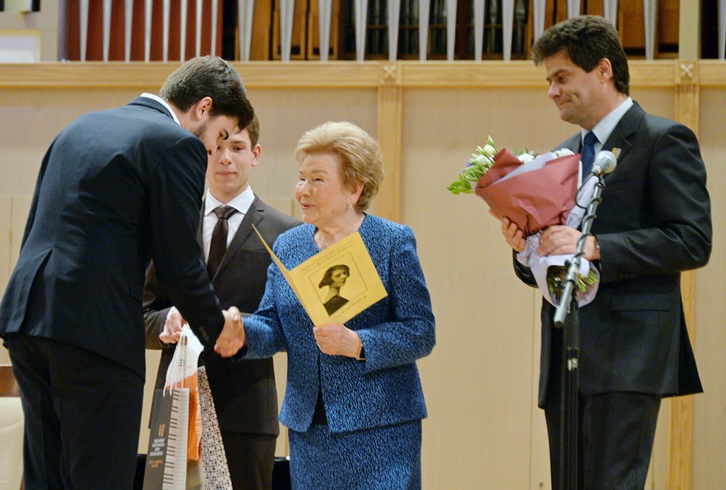 Наина Ельцина поздравила Артура Ворожцова с победой в нынешнем конкурсе и отметила высокий уровень всех участников. Фото: Павел Ворожцов