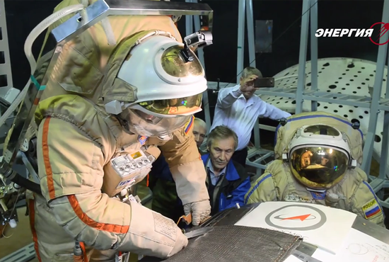 Олег Кононенко изучил план работ с обшивкой «Союза» за месяц до выхода в открытый космос. Фото: РКК «Энергия»