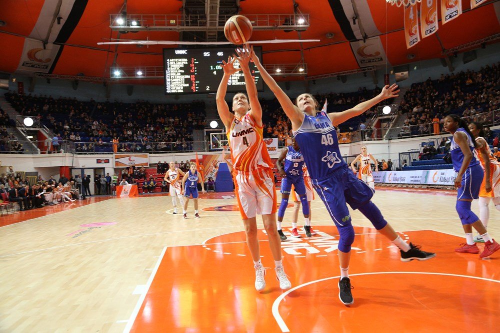 В борьбе под щитом одна из самых опытных баскетболисток  «УГМК» Ольга Артешина (слева). Фото: пресс-служба ФИБА-Европа
