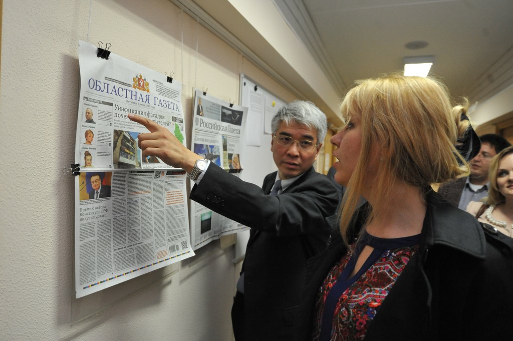 Гости из Китая оценили, что в коридоре редакции вывешиваются СМИ страны, области и города. Фото: Павел Ворожцов