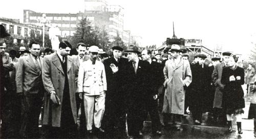 На этом снимке Хо Ши Мин (в белом френче в центре) запечатлён  на площади Первой Пятилетки. Автор фото неизвестен.