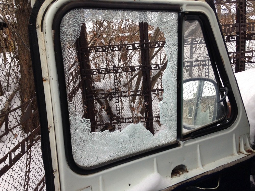 Пробитое браконьерской пулей стекло машины