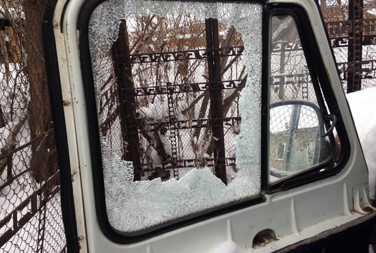 Пуля от карабина прошла через водителя навылет и разбила стекло у автомобиля. Фото: СКР по Свердловской области
