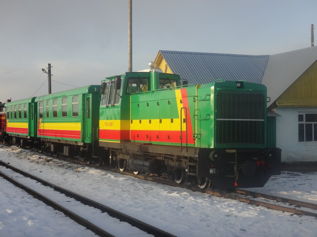 Новый локомотив может развивать скорость  до 50 километров в час, однако по требованиям безопасности по алапаевской узкоколейке можно ездить только  со скоростью  30 километров  в час. Неизвестный фотограф.