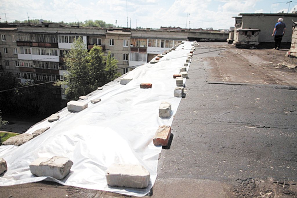 Специалисты укрыли крышу полиэтиленом, но предупредили, что от дождя он не спасёт. Фото: Газета «Глобус»