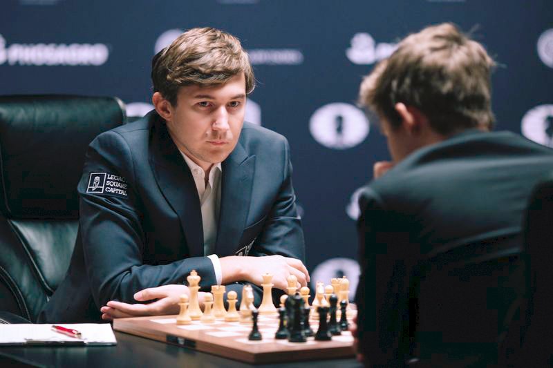 От шахматной короны Сергея, возможно, отделяет одна партия. Фото: Анастасия Карлович