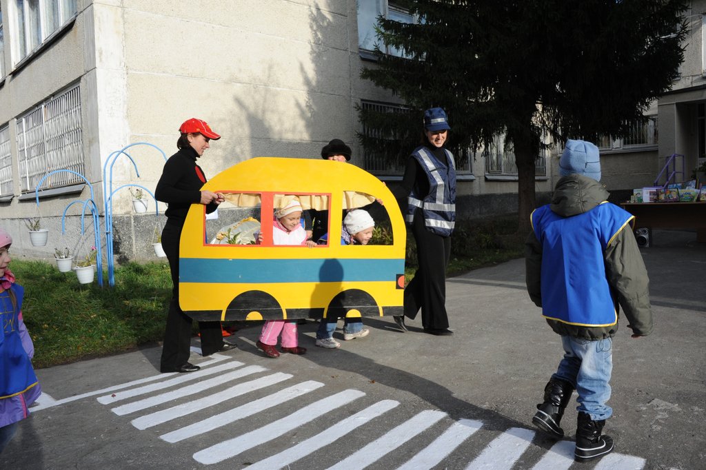 Малышам должно быть хорошо не только в игрушечном автобусе, но и в настоящем. Эту задачу поможет решить новый закон. Фото: Станислав Савин