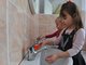 Малыши моют ладошки с мылом, причём вода бежит из крана с нормальным напором. Фото Алексея Кунилова.