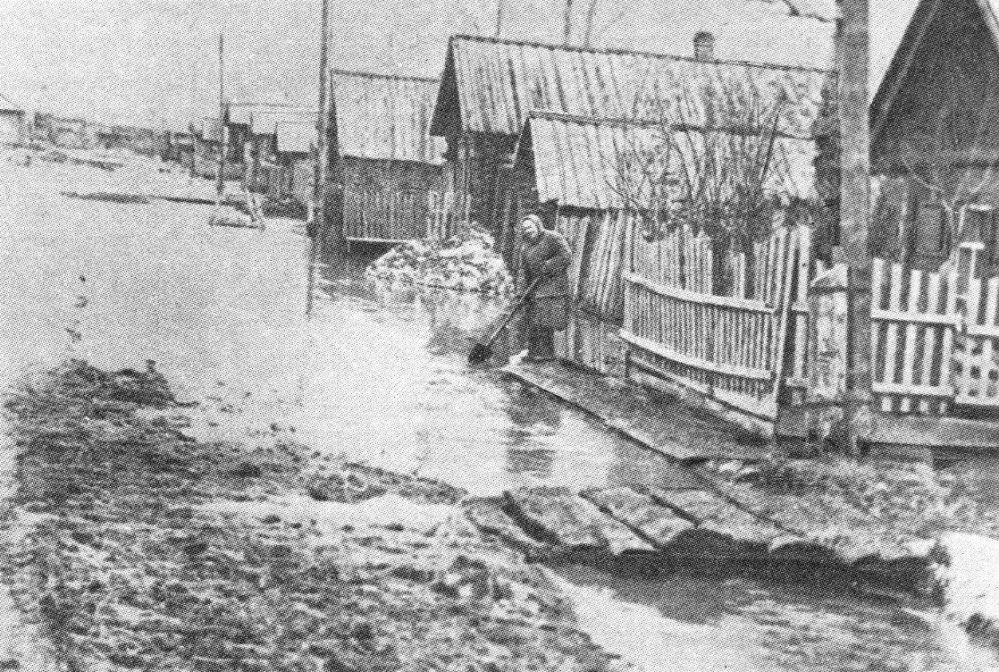 В какие именно годы ХХ века сделана эта фотография в Грязновском, неизвестно, однако она очень хорошо отражает название этого села. Автор фото неизвестен.