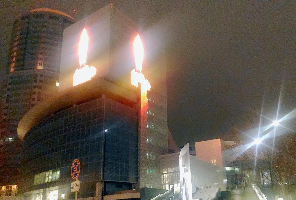 День и ночь горит траурная свеча на здании Ельцин Центра  в Екатеринбурге. Фото: пресс-служба Ельцин Центра