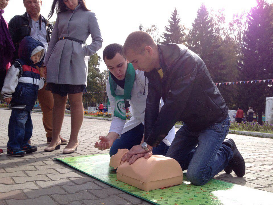 За два часа студенты-медики обучили первой помощи около ста человек. Фото: Алёна Хазинурова