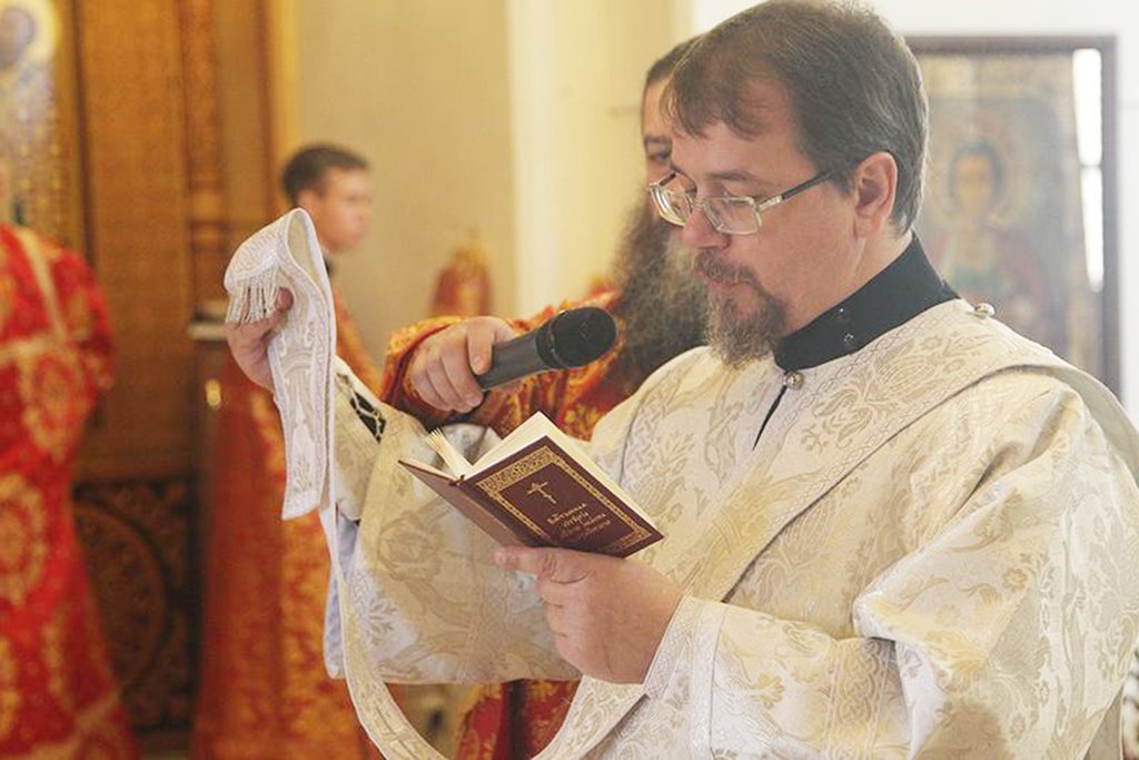 Священник Константин Корепанов читает молитву