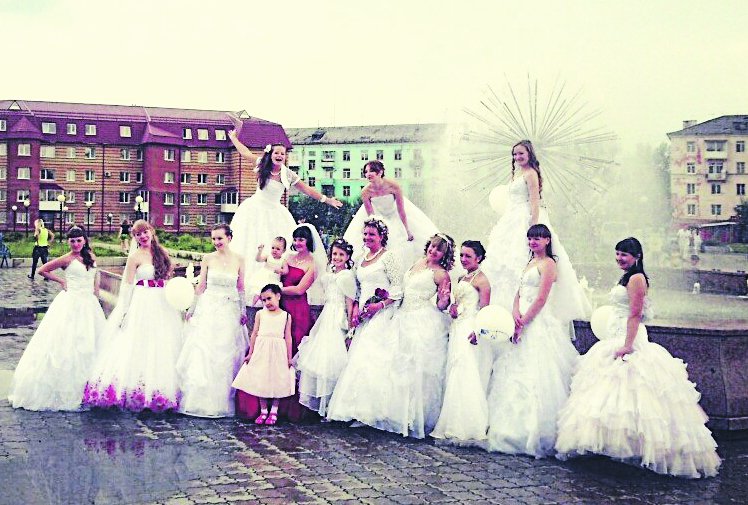 В минувшие выходные в Серове вот уже в четвёртый раз прошёл парад невест. Каждый год это событие приурочено ко  Дню семьи, любви и верности. Фото Алины Останиной.