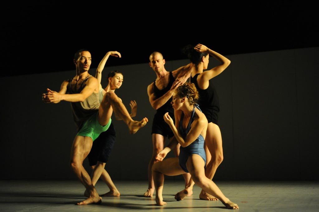 Танцоры почти не касаются друг друга, но при этом находятся в постоянном взаимодействии. Это одна из черт уникального языка танца, на котором «разговаривают» артисты «Батшевы». Автор фото неизвестен.