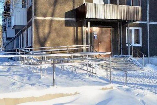 Администрация нижнетагильского посёлка Покровское-1. Так выглядит пандус зимой — весь в снегу. Фото: Галина Соколова
