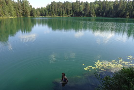 Купаться в озере можно, но с большой осторожностью: берег резко обрывается на большую глубину. Фото: Олег Орлов
