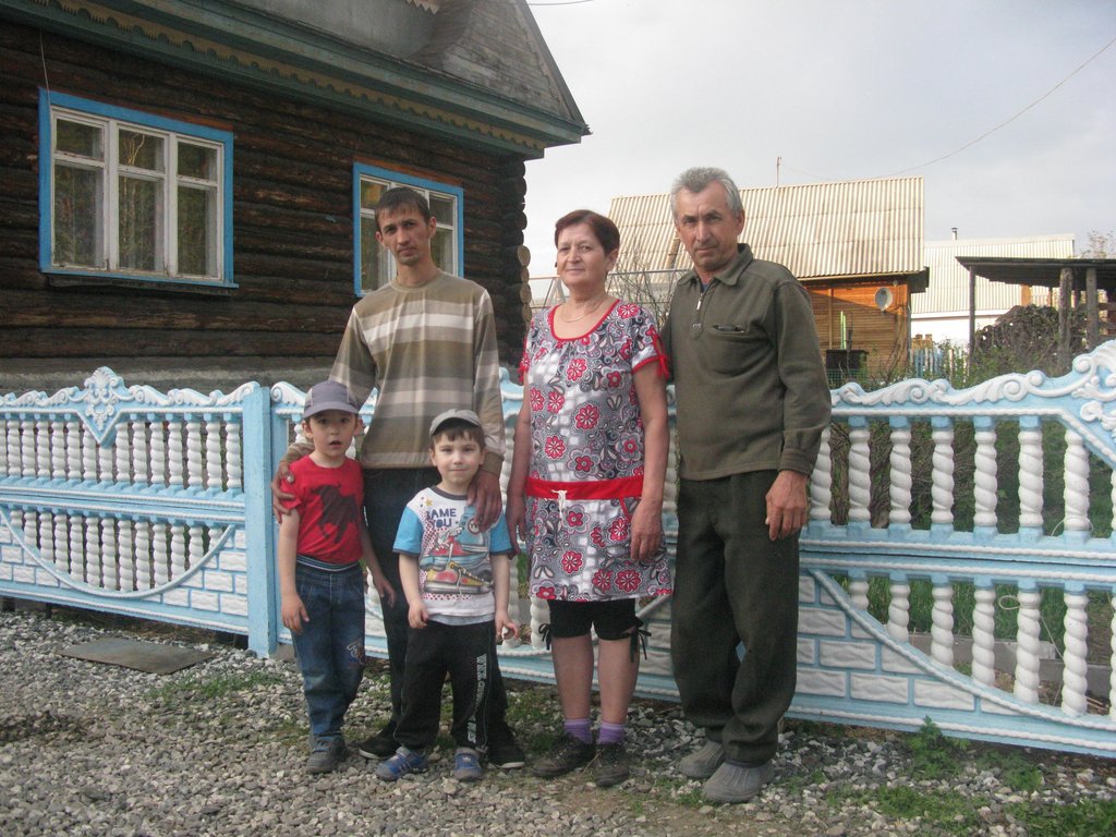 Три поколения семьи Габдуллиных живёт в одном доме, который попал под возможный снос. Фото: «Про Лесной»