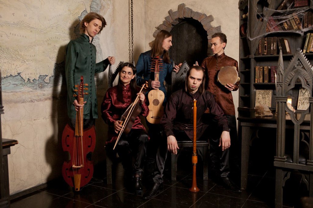 Ансамбль  «Флос Флорум» («Flos Florum») называет свою музыку средневековым роком. Фото из архива ансамбля.