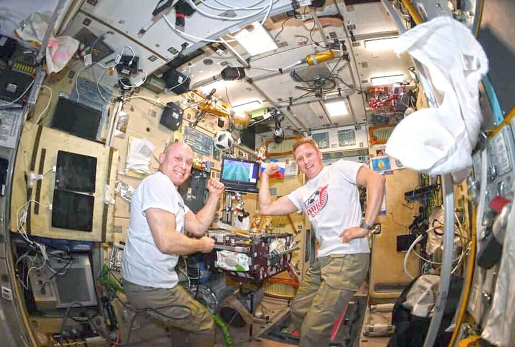 Космонавты Сергей Прокопьев (на снимке справа) и Олег Артемьев 9 сентября будут находиться на МКС. Тем не менее они проголосуют вместе со всей страной – прямо из космоса, для этого разработана целая система  и процедура. Фото: блог Олега Артемьева