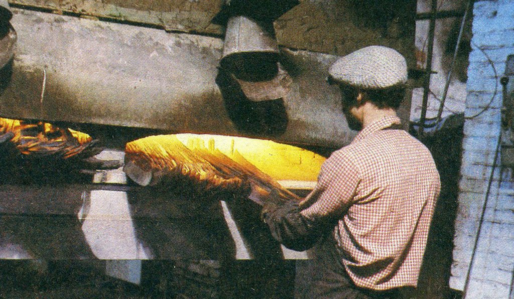 Нагрев косных заготовок в печах перед ковкой в 80-х годах прошлого века. Этот процесс тоже не поменялся с тех пор. Автор фото неизвестен.