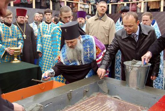 Архиепископ Екатеринбургский и Верхотурский Викентий заложил первый камень в основание храма Большой Златоуст. Фото: orthodox-newspaper.ru