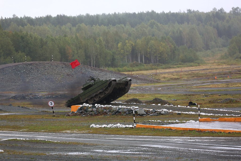 Соревнования по танковому биатлону развенчивают миф о неповоротливости танков.Фото: Владимир Мартьянов
