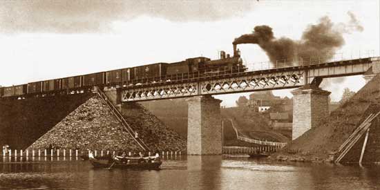 Поезд проходит через реку Данилиху в окрестностях Перми. Неизвестный фотограф.