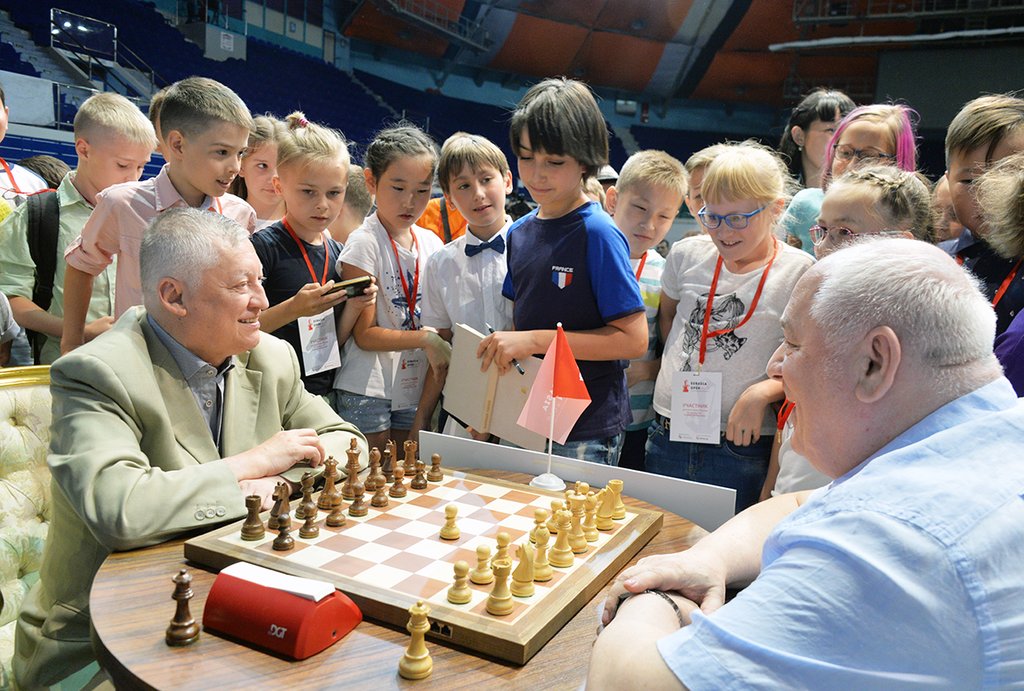 Анатолий Карпов (слева) и Наум Рашковский знакомы  более полувека, но шахматный матч из нескольких партий сыграют впервые. Фото: Павел Ворожцов