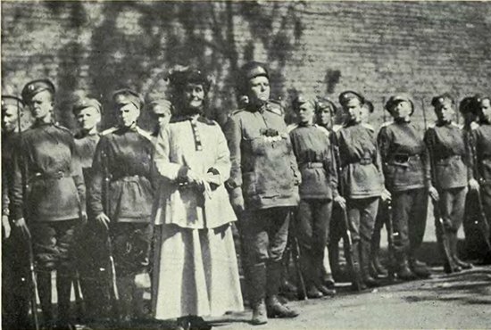 На переднем плане справа — Мария Бочкарёва вместе  с английской суфражисткой Эммой Панкхёрст на смотре батальона смерти. Неизвестный фотограф.