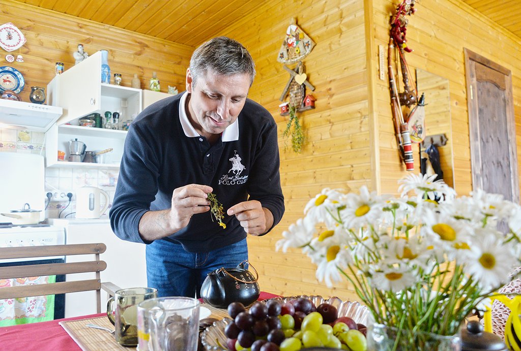 Сбор трав и заваривание чая из них – искусство, но, по словам Владимира, этому нетрудно научиться. Фото: Павел Ворожцов