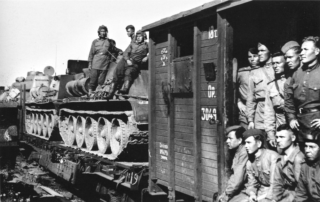 Эшелон Уральского добровольческого танкового корпуса, направляющийся  на фронт.  На платформах танки Т-34–76  и САУ СУ-122. Фото из архива.