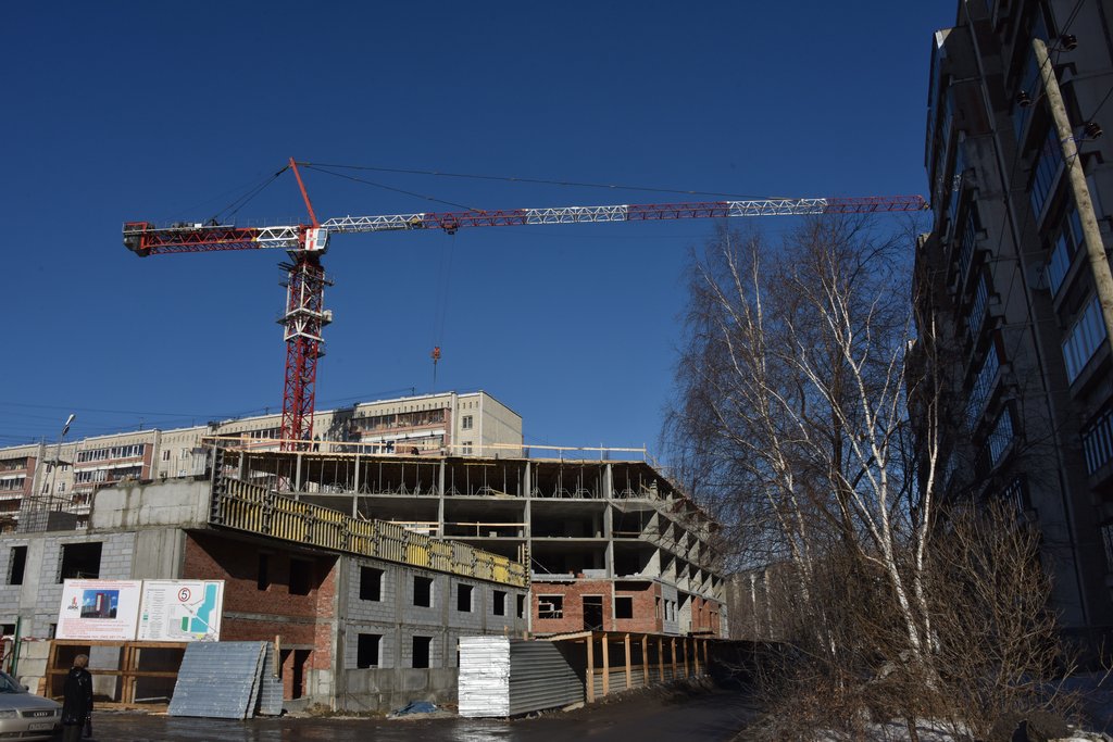 Новые здания в Екатеринбурге возводятся прямо во дворах так, что краны нависают над жилыми домами. Фото: Алексей Кунилов