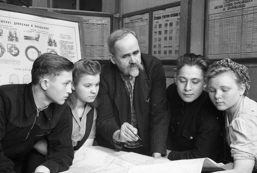 Герой Труда Антонов обучает молодых рабочих — будущих формовщиков (1948 год). Автор фото неизвестен