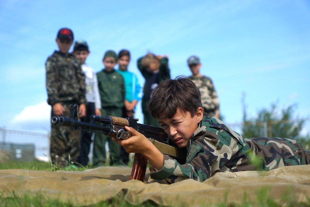 Бойцы младших групп сдают норматив по стрельбе из пневматики, а ребята, достигшие 14-летнего возраста, стреляют по мишеням уже из настоящего боевого оружия. Фото: пресс-служба ЦВО
