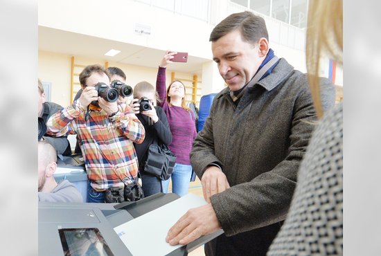 Традиционно губернатор Евгений Куйвашев проголосовал на избирательном участке в гимназии №104. Фото: Павел Ворожцов