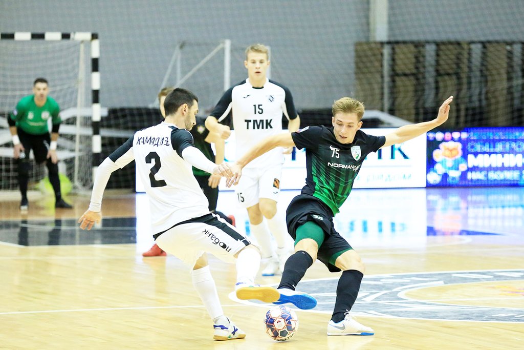 Во втором матче борьба шла до последних минут, победу "Синаре" принёс Дамир Хамадиев (на фото слева). Фото:  Пресс-служба "Оргхима"