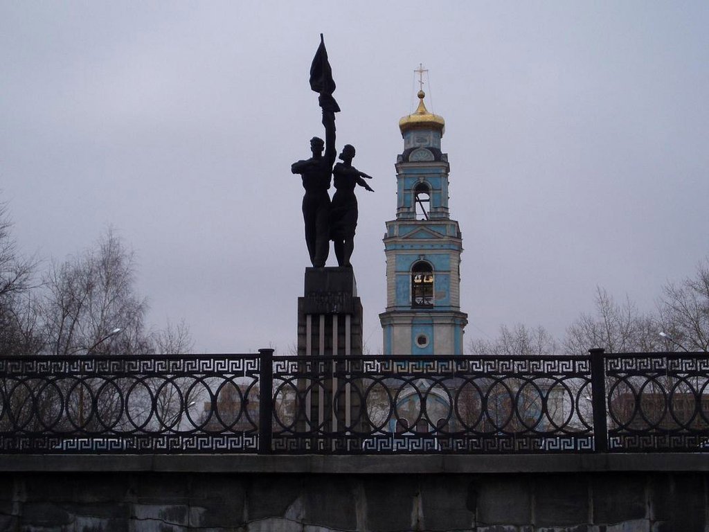 Комсомолец на этом памятнике – это сам скульптор Пётр Сажин,  а вот комсомолка – собирательный образ. Автор фото неизвестен.