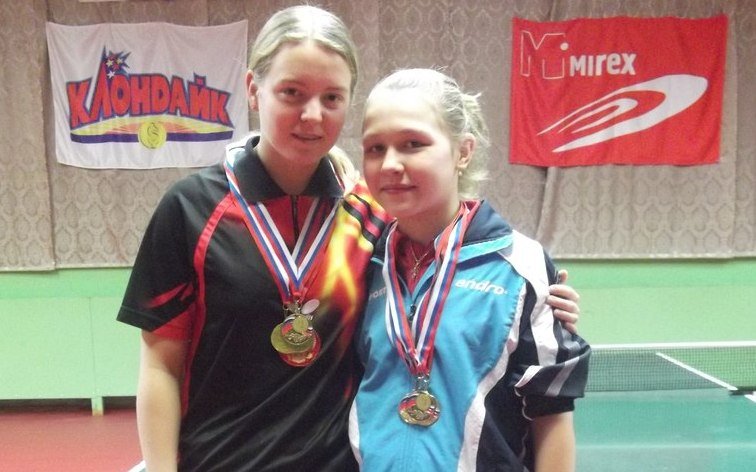 Даша (слева) на Первенстве УрФО по настольному теннису. Фото из архива Дарьи Кусковой.