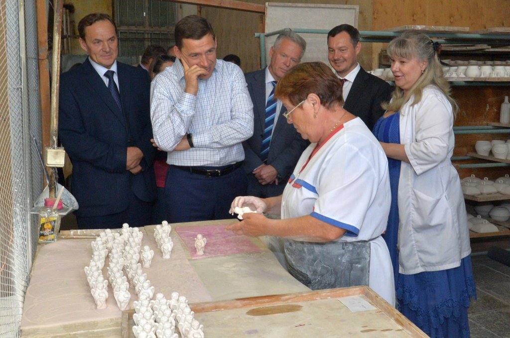 Большую часть продукции работники завода изготавливают своими руками – это гостей особенно поразило. Фото: Павел Ворожцов